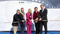 Personen auf dem Bild (v.l.n.r.): Lorenzo Bottinelli, Geschäftsführer und Vice President Country Cluster BASF Italy, Marco Citterio, Bürgermeister der Stadt Giussano, Daniela Polzot, Geschäftsführerin Chemetall Italy, Guido Guidesi, Ratsmitglied für wirtschaftliche Entwicklung Region Lombardei, Frank Naber, Senior Vice President Chemetall