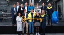 A symbolic key was handed over to mark the inauguration of the new production plant for automotive OEM coatings.
Back from left to right: Patrick Zhao, Stefan Kiffer, Angela Stähler, Dr. Thomas Krüger, Dr. Uta Holzenkamp, Anne-Caroline Bruns, Dr. Nils Lessmann, Jue Luo
Front from left to right: Silke Hellwig, Frank Joege, Oliver Niehaus, Claudia Zeichner de Pinho, Lena Michels A symbolic key was handed over to mark the inauguration of the new production plant for automotive OEM coatings.
Back from left to right: Patrick Zhao, Stefan Kiffer, Angela Stähler, Dr. Thomas Krüger, Dr. Uta Holzenkamp, Anne-Caroline Bruns, Dr. Nils Lessmann, Jue Luo
Front from left to right: Silke Hellwig, Frank Joege, Oliver Niehaus, Claudia Zeichner de Pinho, Lena Michels