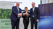 Dr. Steffen Rohlmann (right), Development Basecoat EMEA, and Sonja Glanemann (center), Global Sustainability Manager, Automotive OEM Coatings, receive the Sustainability Award in Automotive 2026 – Technology: Operations & Supply Chain – for the Overspray Free Application (OFLA) process from Prof. Dr. Uwe Dieter Grebe from TU Wien – Vienna University of Technology, at the award ceremony in Frankfurt. 
Photo: ATZlive|Uli Regenscheit 