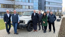 BASF Coatings erweitert die seit 2021 bestehende Partnerschaft mit INEOS Automotive. Von links nach rechts: Chris Titmarsh - Senior Vice President, Global BASF Automotive Refinish Coatings SolutionsSteve Graham - Global Head of Aftersales, INEOS AutomotiveRoar Solberg - Sales Vice President, EMEA BASF Automotive Refinish Coatings Solutions Kenny Wilson - Global Aftersales Program Manager, INEOS Automotive Preethi Venicia Cardoza - Global Strategic Account Approval Manager, BASF Automotive Refinish Coatings Solutions, Michael Hill - Global Strategic Account Manager INEOS,  Foto: BASF Coatings