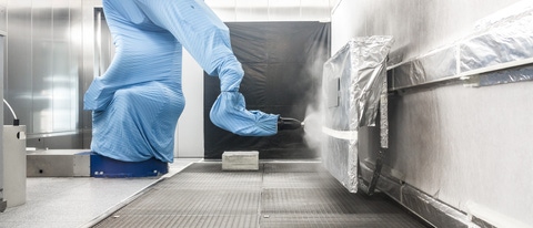 The multifunctional application robot M-ROB simulates the individual application conditions at the OEMs’ plants and is controlled via software developed by BASF. The multifunctional application robot M-ROB simulates the individual application conditions at the OEMs’ plants and is controlled via software developed by BASF.