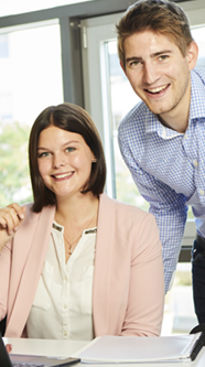 2 kaufmännische Azubis im Büro; Kurzfilm hinterlegt