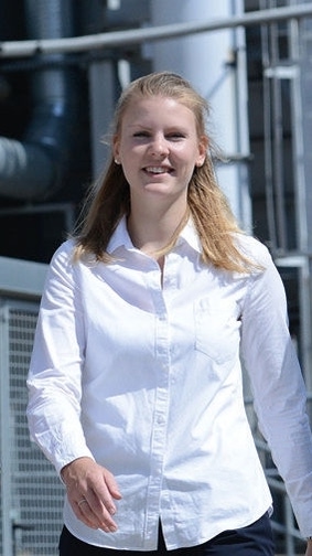 4 Azubis in unterschiedlicher Arbeitskleidung 4 Azubis in unterschiedlicher Arbeitskleidung