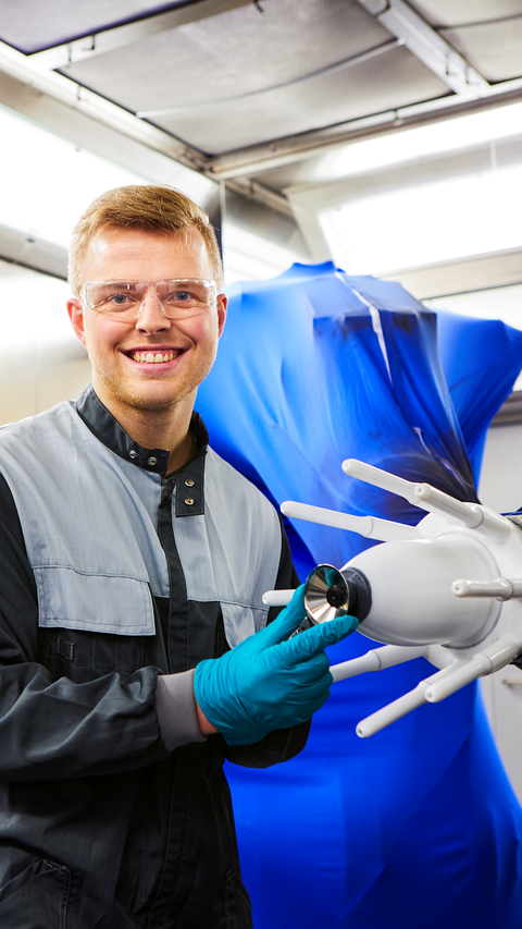 Azubi Labor und Applikation in Arbeitskleidung Azubi Labor und Applikation in Arbeitskleidung