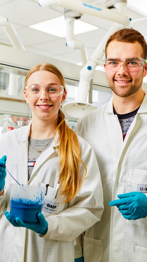 2 Azubis im Labor in Arbeitskleidung