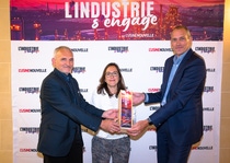 Together with Renault Group and Dürr, BASF Coatings was awarded the “Trophée de l’Industrie s’engage 2025” for its innovative application process.
From left to right: Eric POUSSIN, Commercial Director at Dürr Systems France, Sonia ACHARD, General Manager Production Engineering Paint & Process Plastic at Renault Group and Jerome DUPRE, Key Account Manager Renault Group & Sustainability Officer at BASF Coatings
Photo: BASF