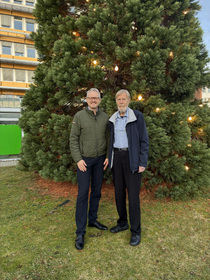 Wolfram Schier, Werk- und Personalleiter BASF Coatings, übergibt die Spende an den ersten Vorsitzenden der Jugendhilfe Direkt, Hans-Werner Kleindiek. Wolfram Schier, Werk- und Personalleiter BASF Coatings, übergibt die Spende an den ersten Vorsitzenden der Jugendhilfe Direkt, Hans-Werner Kleindiek.