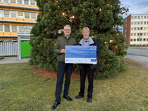 Wolfram Schier, Werk- und Personalleiter BASF Coatings, hält den symbolischen Spendenscheck gemeinsam mit Hans-Werner Kleindiek, erster Vorsitzender der Jugendhilfe Direkt. Wolfram Schier, Werk- und Personalleiter BASF Coatings, hält den symbolischen Spendenscheck gemeinsam mit Hans-Werner Kleindiek, erster Vorsitzender der Jugendhilfe Direkt.