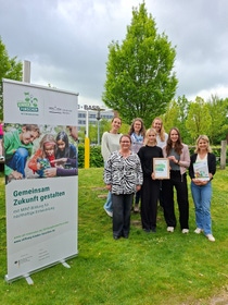 Pressefoto Übergabe des Zertifikates an die Kita LackiKids