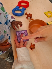 Pressefoto Kinder forschen Magnete