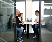 Mitarbeitende in Teambesprechung