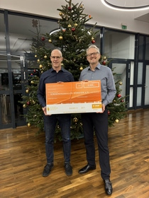 Wolfram Schier, Werk- und Personalleiter BASF Coatings, übergibt den symbolischen Spendenscheck an Jan Schneider, erster Vorsitzender der Kinderkrebshilfe. Wolfram Schier, Werk- und Personalleiter BASF Coatings, übergibt den symbolischen Spendenscheck an Jan Schneider, erster Vorsitzender der Kinderkrebshilfe.