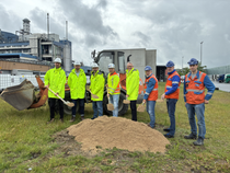 Werkleiter Wolfram Schier, Projektleiter Norbert Meyer mit dem Projektteam Bautechnik und Stromversorgung sowie ein Vertreter der Firma Fenne beim symbolischen Start der Bauarbeiten Werkleiter Wolfram Schier, Projektleiter Norbert Meyer mit dem Projektteam Bautechnik und Stromversorgung sowie ein Vertreter der Firma Fenne beim symbolischen Start der Bauarbeiten