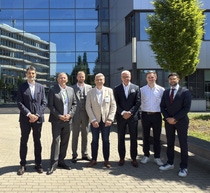 Von links nach rechts: Filippo Centamori (Regional Strategic Account Manager bei BASF), Chris Jackman (Director Global Strategic Account Management bei BASF), Holger Rönsch (Key-Account Management Germany bei BASF, Stefan Van Beneden (Manager, Collision & Parts Channel Management bei Toyota Motor Europe), Chris Titmarsh (Senior Vice President Global Automotive Refinish Coatings bei BASF), Yannick Nehling (Product Owner Body Shop BOOST bei BASF) und Pierangelo Culmone (Collision & Part Channel Management bei Toyota Motor Europe).
(Foto: BASF Coatings) Von links nach rechts: Filippo Centamori (Regional Strategic Account Manager bei BASF), Chris Jackman (Director Global Strategic Account Management bei BASF), Holger Rönsch (Key-Account Management Germany bei BASF, Stefan Van Beneden (Manager, Collision & Parts Channel Management bei Toyota Motor Europe), Chris Titmarsh (Senior Vice President Global Automotive Refinish Coatings bei BASF), Yannick Nehling (Product Owner Body Shop BOOST bei BASF) und Pierangelo Culmone (Collision & Part Channel Management bei Toyota Motor Europe).
(Foto: BASF Coatings)